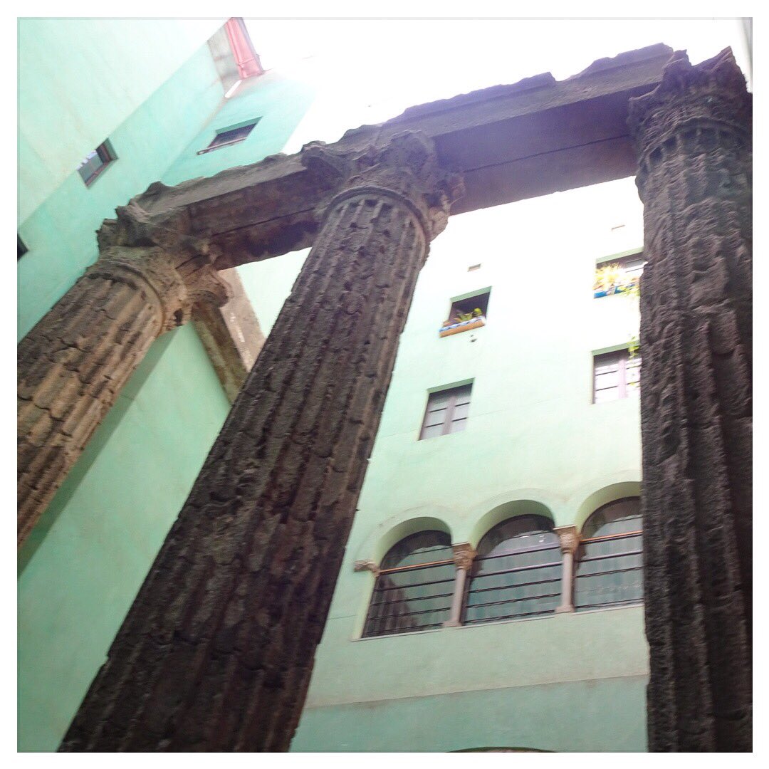 BarcelonaWink's tweet photo. Les colonnes du temple d’Auguste dans le quartier gothique sont là pour nous rappeler le passer antique de Barcelone, où celle-ci était encore Barcino #vestigesromains #barcino #templedaugust #discoverbarcelonawithkids #barceloneenfamille #Barcelone https://t.co/AdhkbnDyqO