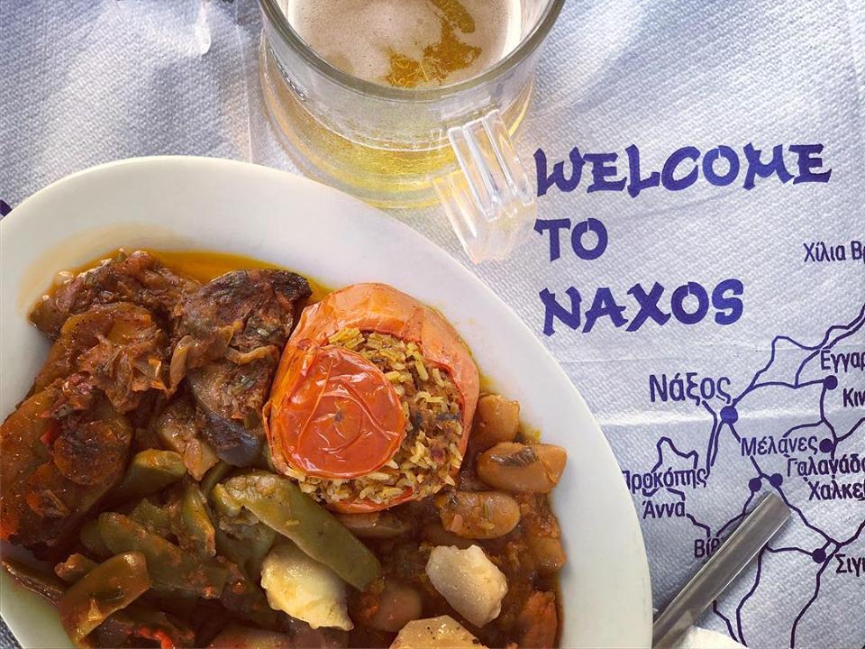 More local Greek food!
#iamheretoeat #localgreekfood #islandfood #freshfoodmatters #stuffedtomatoes #greekstuffedpeppers #foodtraveller #greecelover_gr #naxos #chora #lookingforfood #lookingforinspiration #ideacooking #recipeideas #greecetagram #foodexperiences #honeybuzzard29