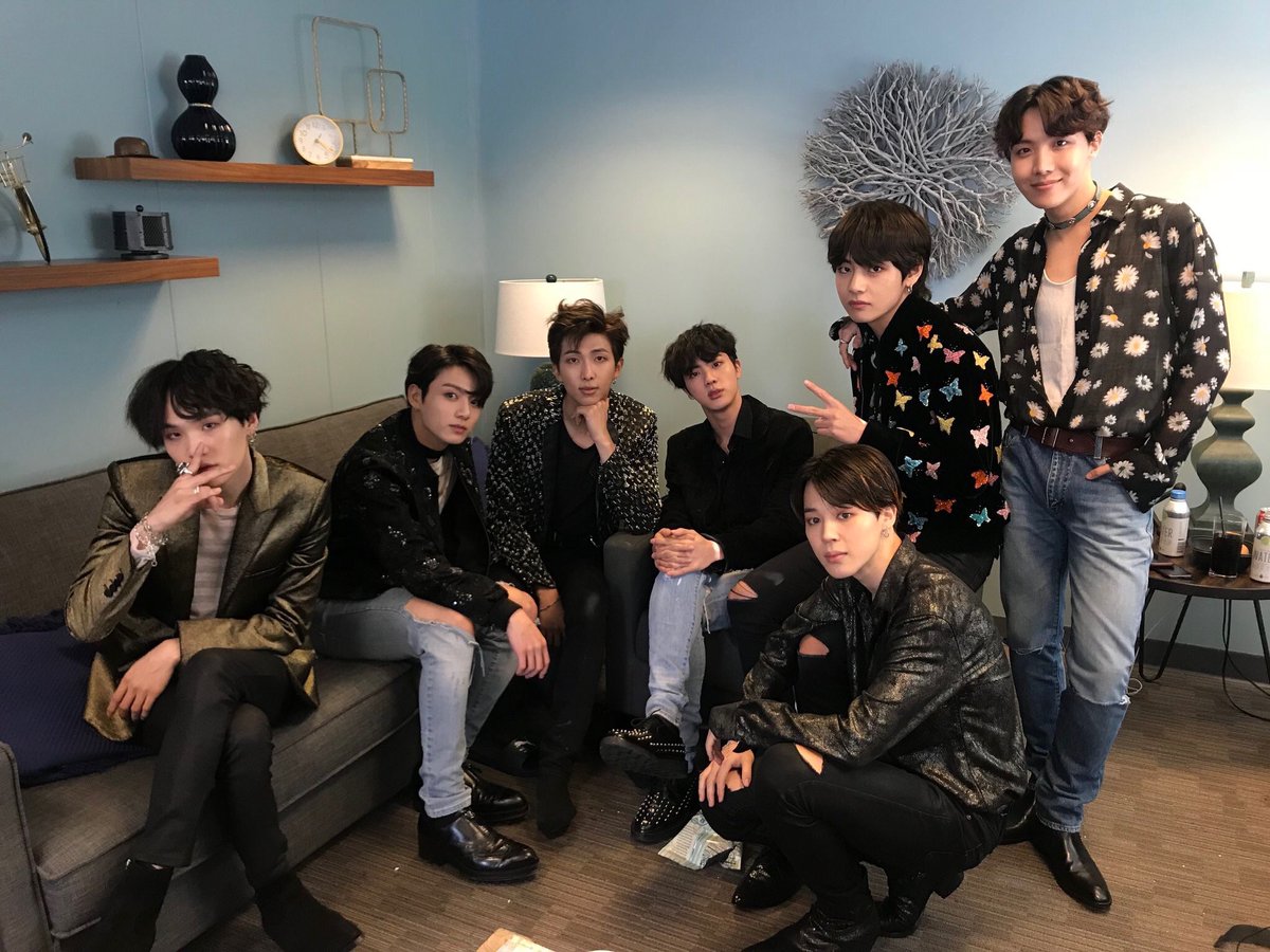 JIii2hmvPuKWuNT's tweet photo. Люблю вас больше жизни @BTS_twt #2018BSTFESTA #5theFlowerPathWithBTS https://t.co/CBNItTbPAf