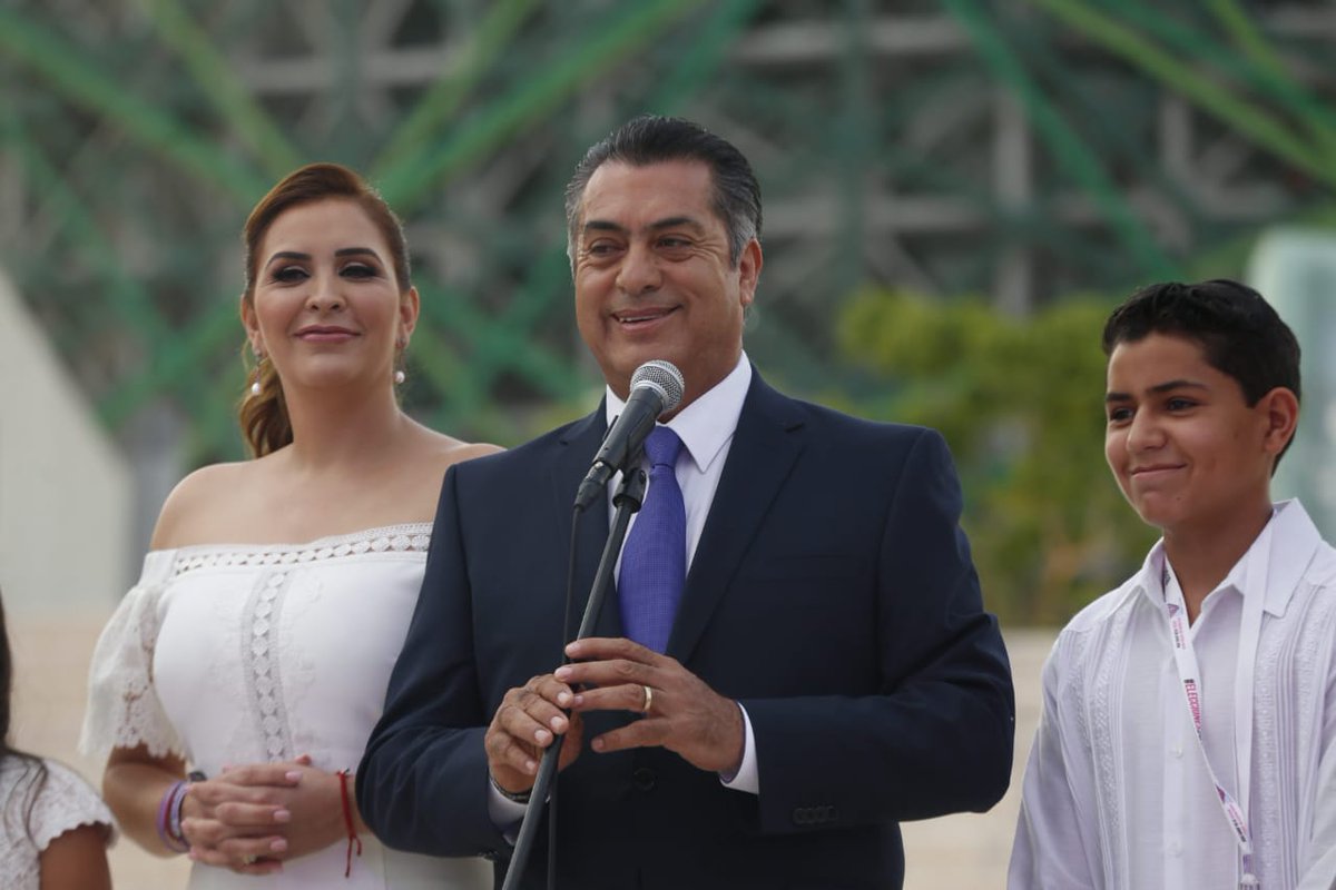 Milenio's tweet photo. ▶ VIDEO: "Tu esposa no pagó"

Tras el #DebateINE, una mujer le reclamó al 'Bronco' por las deudas de su esposa

https://t.co/lr63NPeaTV https://t.co/RuHXtPQ0jJ