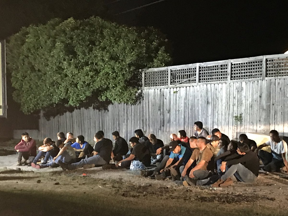 AstridT60's tweet photo. Un.trailer con migrantes indocumentados dentro de la caja fue encontrado por las autoridades en San Antonio. De los 55 rescatados, 5 fueron enviados al hospital por heridas menores. Todos sobrevivieron. #breakingnews #tvreporter #vj #telemundo @Noticias60 https://t.co/3ALORvatJz