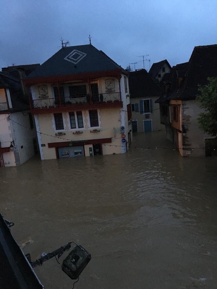 VISOV1's tweet photo. #METEO64 #METEO65
Situation toujours compliquĂ©e Ă certains endroits dans le sud-ouest oĂč certaines riviĂšres sont sorties de leur lit.
Comme ici Ă #SaliesDeBearn ou #Lourdes .La prudence est de mise. â ïžNe vous approchez pas dâune riviĂšre en crue.En cas dâurgence âïž18 ou 112. https://t.co/t0LIldgU1S