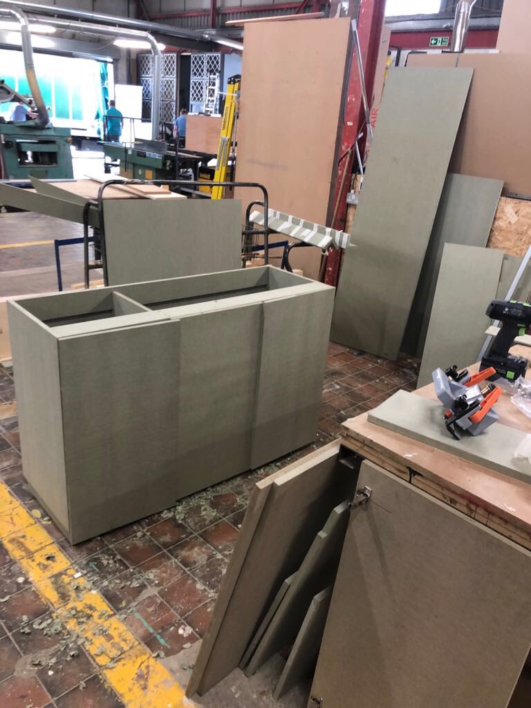 carpentryandi's tweet image. Back at @buildingbloqs this week, working on fitted bespoke cupboards, the best #workshopspace and food 😎