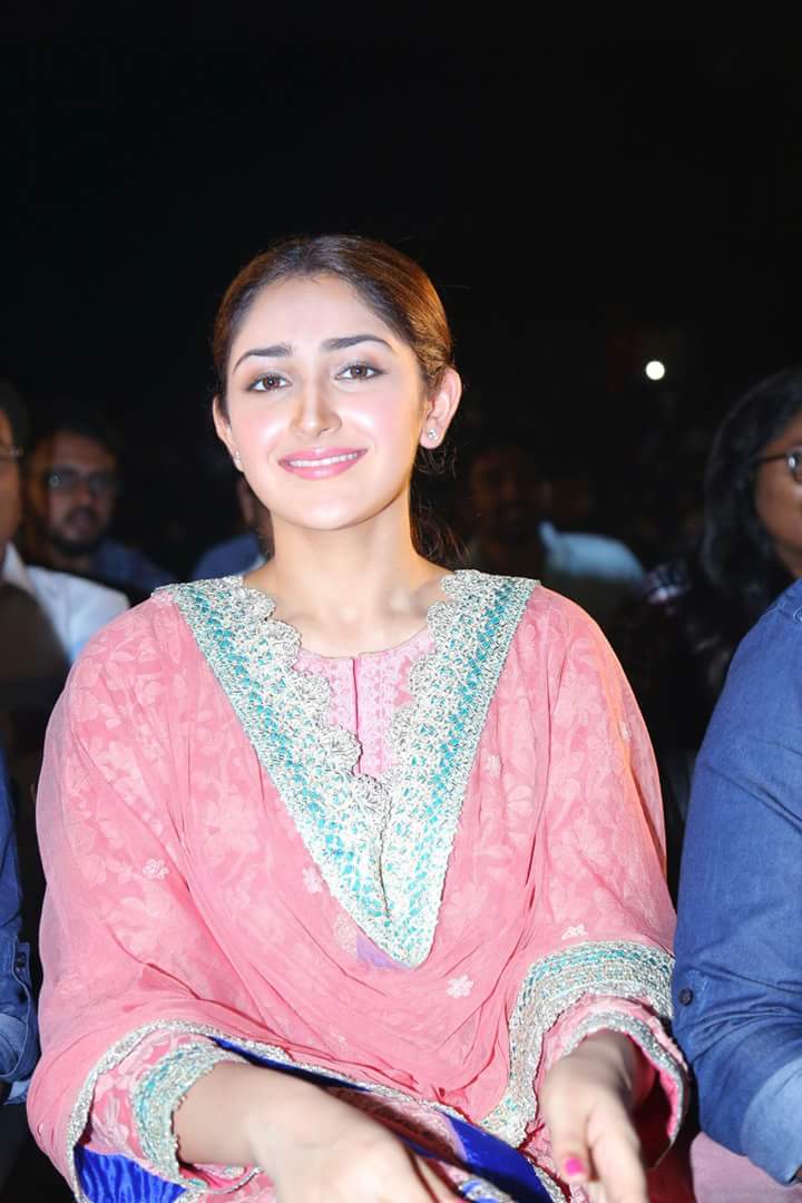 veonetamil's tweet photo. 🎈 #JungaAudioLaunch Stills 🎖 #JungaTrailerfromToday #VijaySethupathi #Sayyeshaa @sayyeshaa #JungaAudioFromToday
#Junga #JungaTrailer #JungaAudio🎖
@VijaySethuOffl @sayyeshaa @MadonnaSebast14 @sidvipin @DirectorGokul☘ https://t.co/Wo00hhzCo7