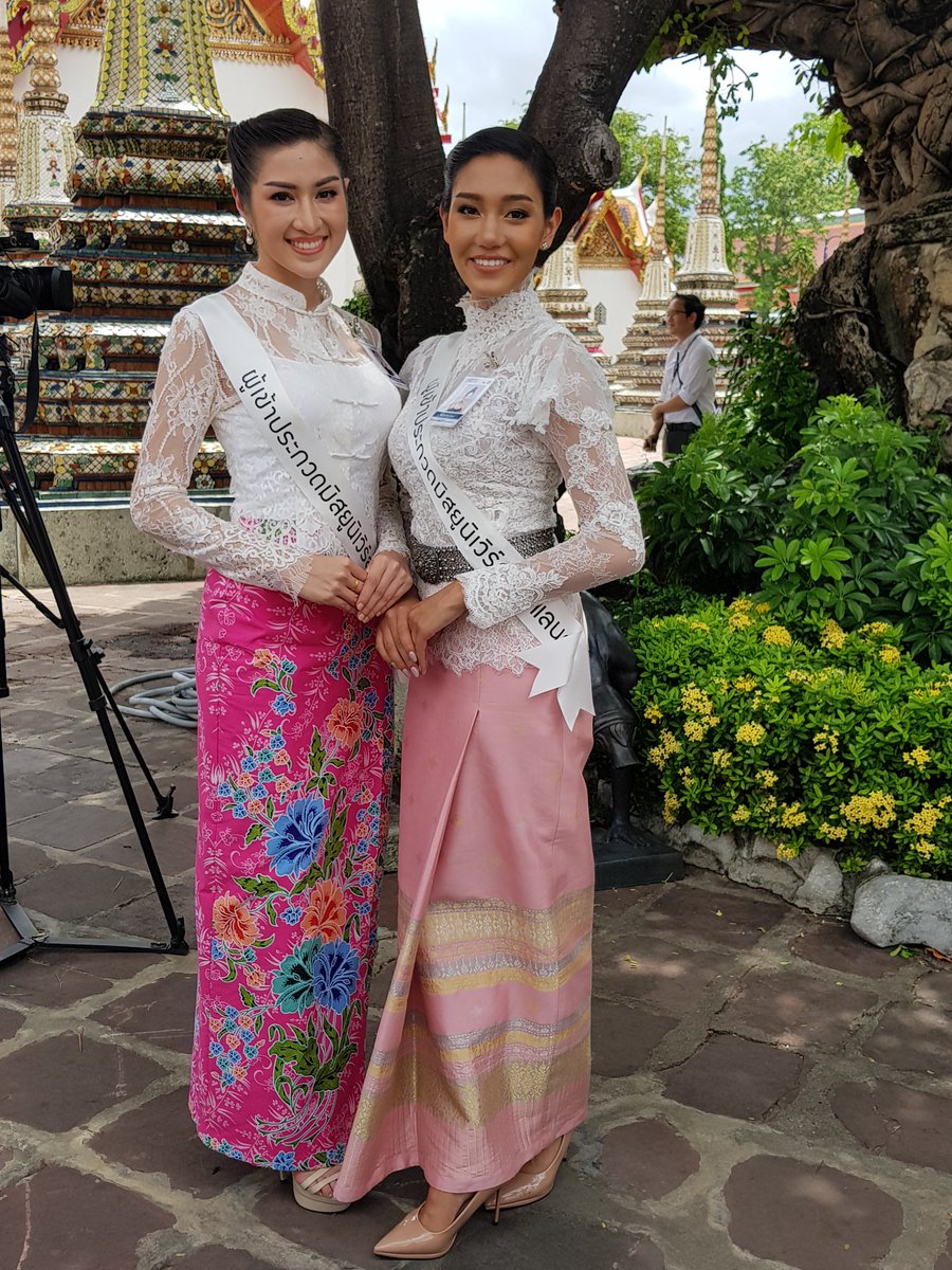 zipstarent's tweet image. กองประกวดมิสยูนิเวิร์สไทยแลนด์ 2018 ทัศนศึกษากรุงเทพฯ โดยให้ 40 สาวงามเลือกชุดผ้าไทยมาใส่เอง เพื่อร่วมกันรณรงค์สวมผ้าไทย เที่ยววัด ชมวัง ทัศนศึกษากรุงเทพ แต่ละคนงดงามแบบไทยๆ พวกเธอกล่าวว่าการได้ร่วมประกวดได้ประสบการณ์มากมาย #MUT2018 #TNN @tnnthailand #ช่อง16