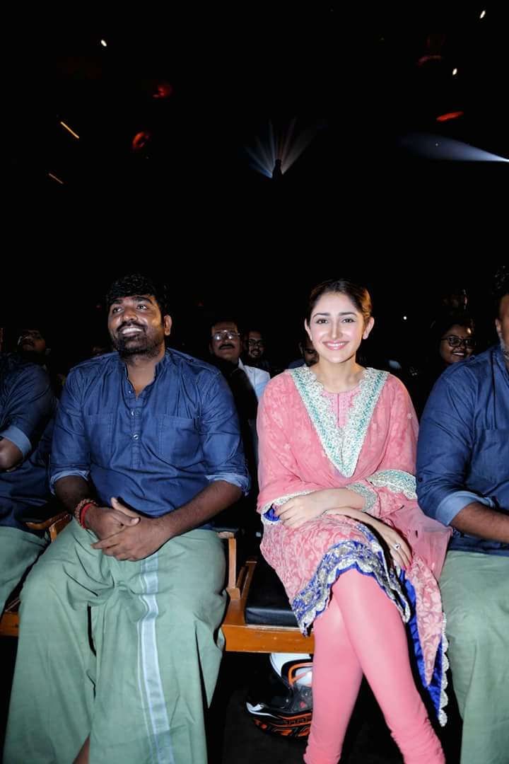 veonetamil's tweet photo. 🎈 #JungaAudioLaunch Stills 🎖 #JungaTrailerfromToday #VijaySethupathi #Sayyeshaa @sayyeshaa #JungaAudioFromToday
#Junga #JungaTrailer #JungaAudio🎖
@VijaySethuOffl @sayyeshaa @MadonnaSebast14 @sidvipin @DirectorGokul☘ https://t.co/Wo00hhzCo7