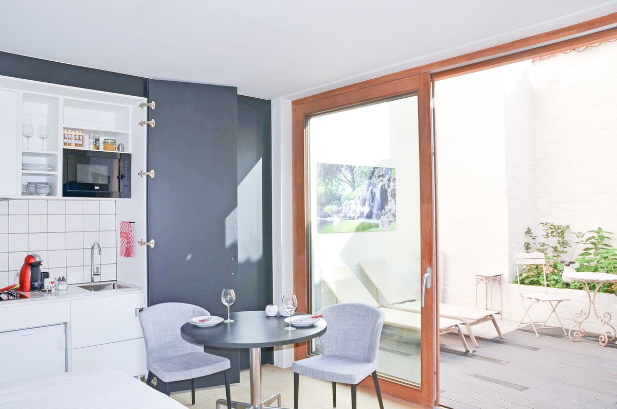 houseofedward_'s tweet photo. Onze ruime Studio met een terras, met een beginnende prijs van €117 is voorzien van een comfortabel signature Spa bed met de zachtste linnen en een volledig uitgevoerde keuken met uw eigen privé patio, perfect voor individuën en zakelijke reizigers.

🌐 https://t.co/MYiKIBjcqW https://t.co/vMPnUcEIMN