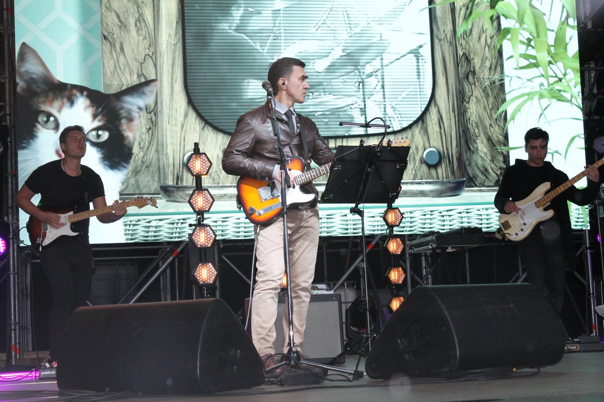 Спасибо С.С.Воскресенскому за концерт В.Бутусова на Георгиевской площади г.Юрьевца в день открытия #Зеркало. Это глоток свежего воздуха для нашего города.