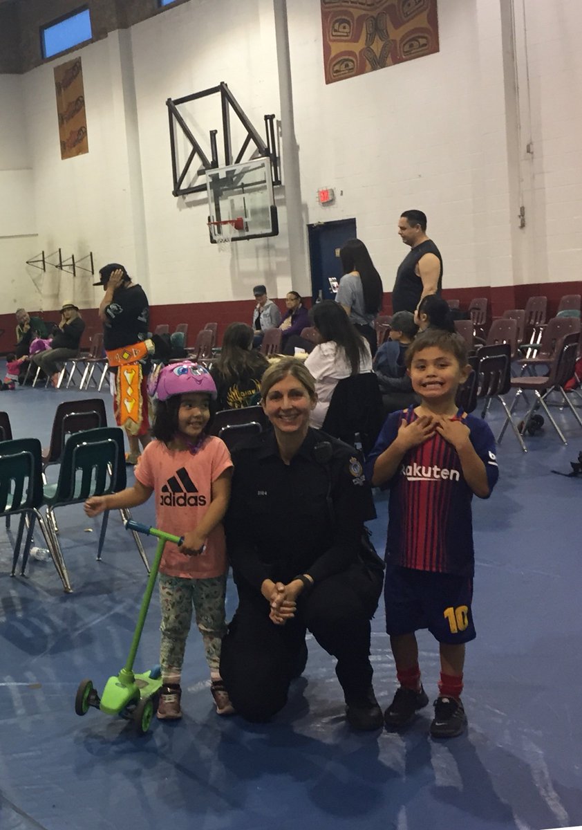 BeyondThePost's tweet photo. 👏I’ve gotta hand it to the Vancouver Aboriginal Friendship Centre
@VancFriendship 👍❤️👮🏼♀️where I checked out their weekly “Family Pow Wow Night” lots of drumming, traditional dancing, and food. #communitiesgather #proudrelations
#wegetalong #yesilovemyjob
@VPDRecruiting https://t.co/Ej9J9lzXfi