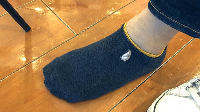 ペンギン雑貨店 ペンギンと 今日はスタッフがペンギンマーク入りの靴下をはいてきてました 靴下屋さんで一足300円くらいだったそうです こういうワンポイントだと男性でもぺものをファッションに取り入れやすいですよね ペンギン 靴下