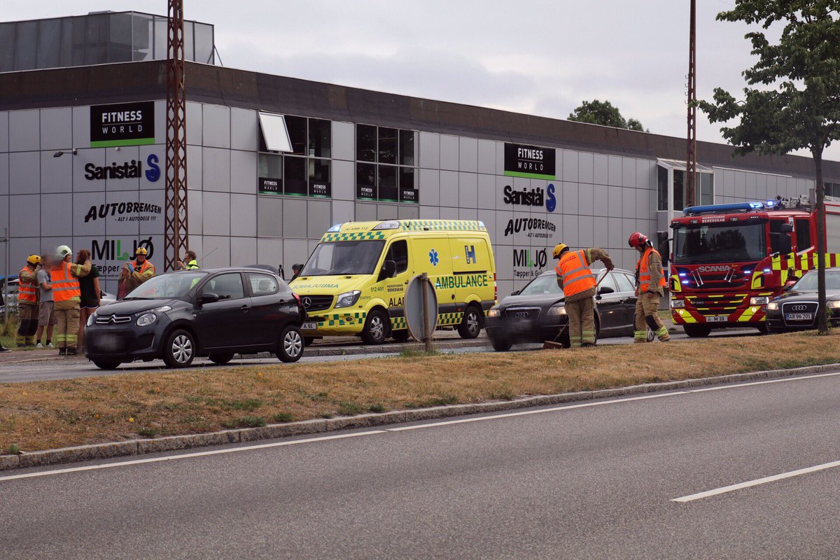 Presse-fotos.dk on Twitter: "Uheld på Roskildevej i Brøndby onsdag morgen. #fuh #uheld #roskildevej https://t.co/lSpsaLn8G0" / Twitter