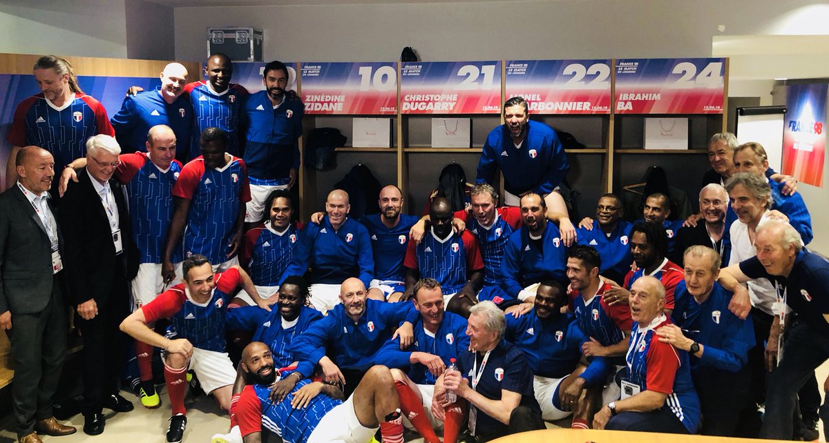 DenisBrogniart's tweet image. Merci et bravo champions! J’étais au bord de la pelouse pour @Europe1 pour la finale en 98. Idem hier soir 20 ans après avec en prime le vestiaire. Quel privilège. @TF1