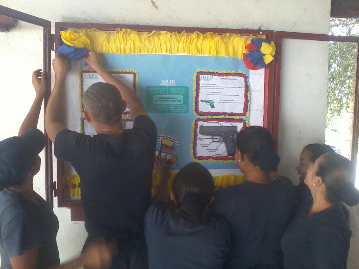 Luchorojas03's tweet photo. Apoyo de la academia servicio penitenciario @ANSPUNESMerida  de @meridaunes en la realización de cartelera informativa en polígono de tiro del sector manzano de Ejido.   @mspenitenciario @Emersonunesef @GlendisBaez1 https://t.co/qDrFcRHjwR