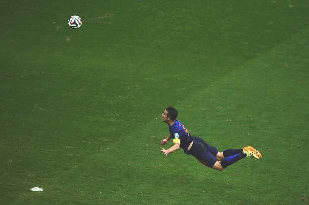 ActuFoot_'s tweet photo. Il y a 4 ans jour pour jour, Robin van Persie s’envolait face à l’Espagne... https://t.co/GGejhZ6gA6