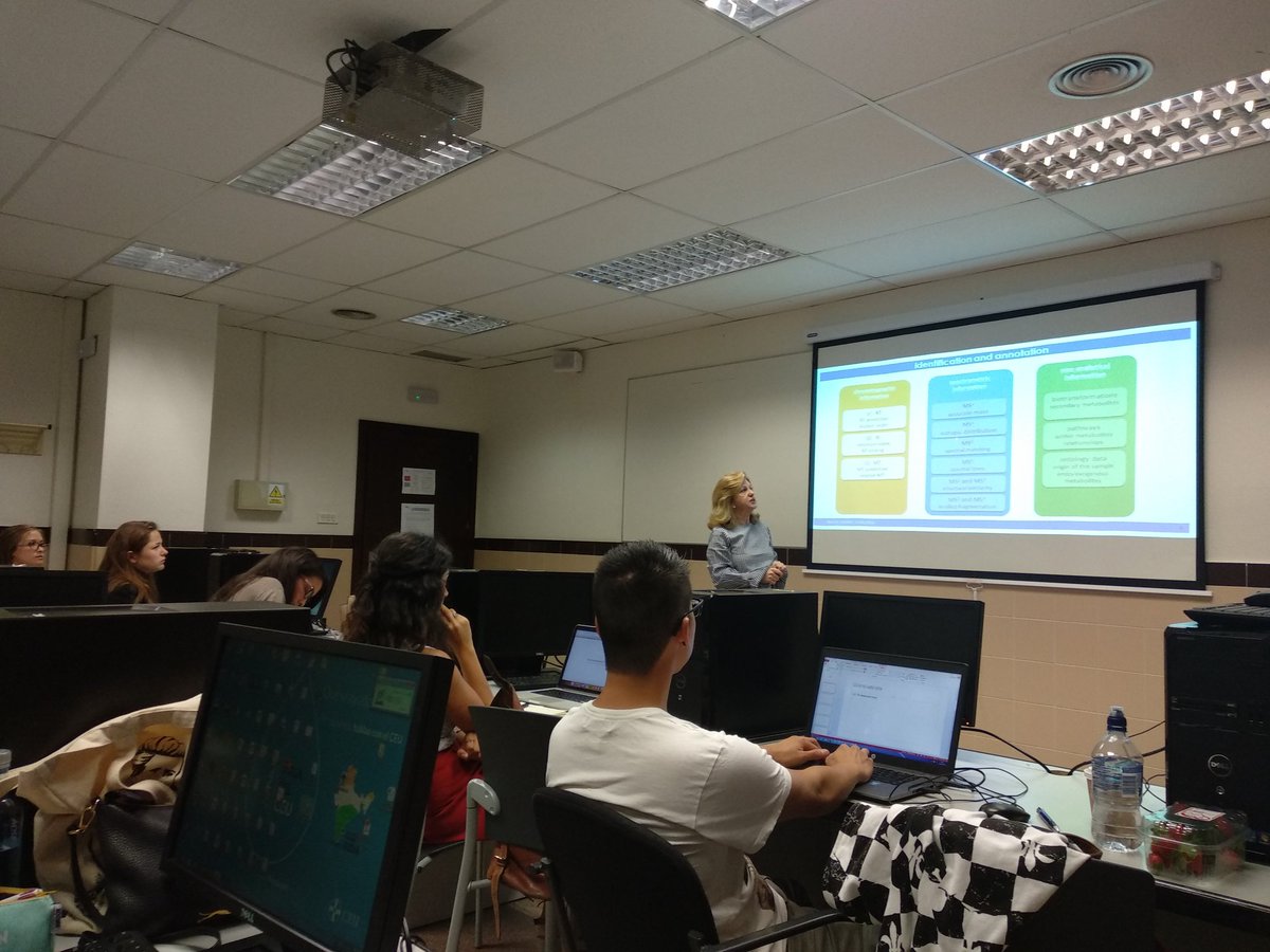 ferstolle's tweet photo. @CoralBarbasAr  starts the second session of  the workshop  about #metabolomics in #STRATIGRAD @metabolomicaceu + @imperialcollege at @FarmaciaCEU @USPCEU https://t.co/owLIDtKEEG