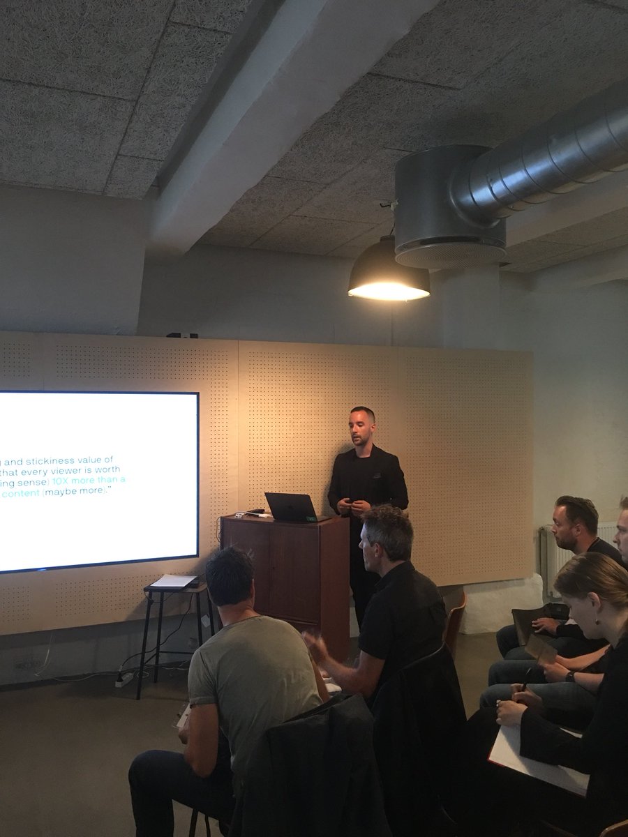 kamper7's tweet photo. Online video 2018 i gang. Fuldt hus dvs 70 deltagere. Her taler Todd Anthony fra @TwentyThree , State of Online Video 2018. #dmvideo https://t.co/v65c5ST9cB