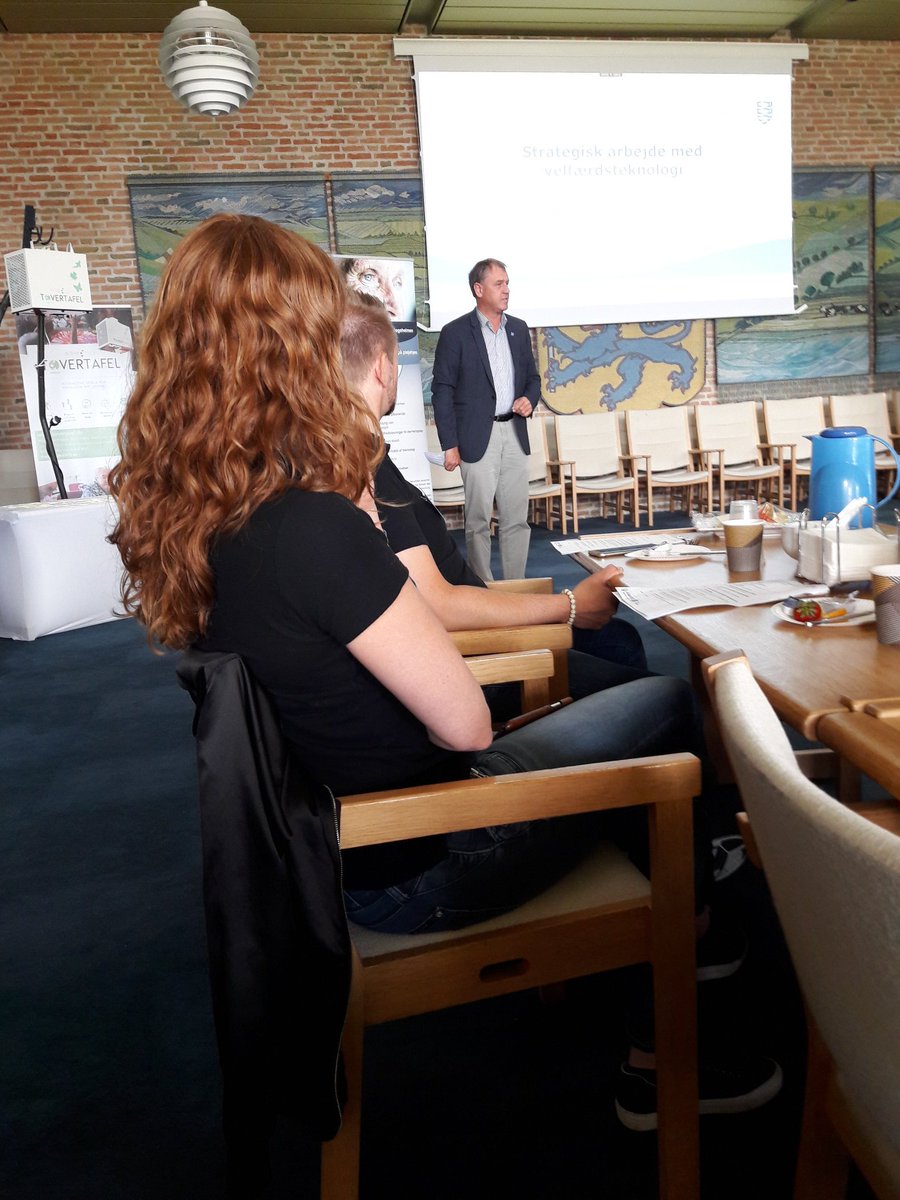 evondos_dk's tweet photo. I dag er evondos robotten i #Aabenraa til et af @WelfareTechWTR mange arrangementer. #Borgmester Thomas Andresen byder velkommen. #Demantec er medarrangør. #ældre #velfærd  #sundpol #tech #medicin https://t.co/FsTHBjgk5W