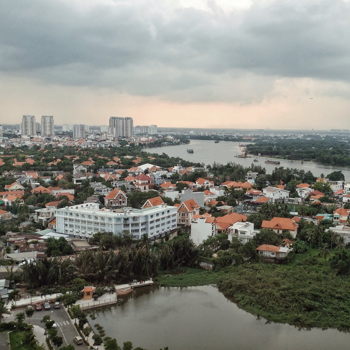 Hoozing_vietnam's tweet photo. View from Hoozing office in Masteri, District 2 😘
#hoozing #apartmentforrent #saigon #vietnam #realestate #rent #housinginsaigon #expats #expatsinsaigon #renting https://t.co/850kZ5DEb3