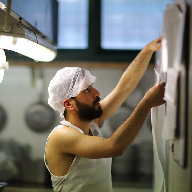 humansoftukulti's tweet photo. Volontario cuoco molto ordinato per SalamCuisine La Palestina in Tavola della chef @/fidaa.abuhamdiya #HumansofTukulti #HumansofFood #poppalestine_cuisine #palestinianfood #cucinepopolari #civibo #igerbologna #igeremiliaromagna #volgobologna #chef https://t.co/OjQUrShTF9 https://t.co/szYJpRa75a