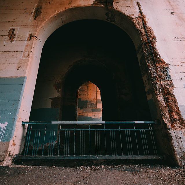 earthrisephoto's tweet photo. Silky archways. ✌🏼 What’s your favorite spot to shoot photos in your city?
.
.
.
.
.
.
#streetdreamsmag 
#streetlife_award 
#agameoftones 
#createexplore 
#exploretocreate 
#streetphotography 
#moodygrams 
#urbanphotography 
#citykillerz 
#streetmaga… https://t.co/waDvv38YBO https://t.co/5D3yM1dbOf