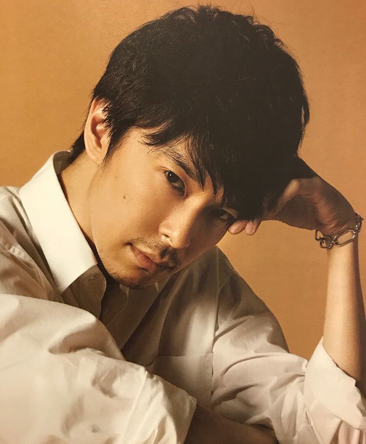 Hashehiro's tweet photo. 長谷川博己×白ワイシャツは正義。
そこらへんのやっすいシャツでも長谷川博己が着るだけでどこのシーンを切り取っても1枚の絵画のよう。袖まくりして見える腕の筋は、綺麗すぎて言葉が詰まる。4枚目の濡れたシャツから透ける肌は国宝指定レベル。
#長谷川博己 https://t.co/sDCfJIIIh5