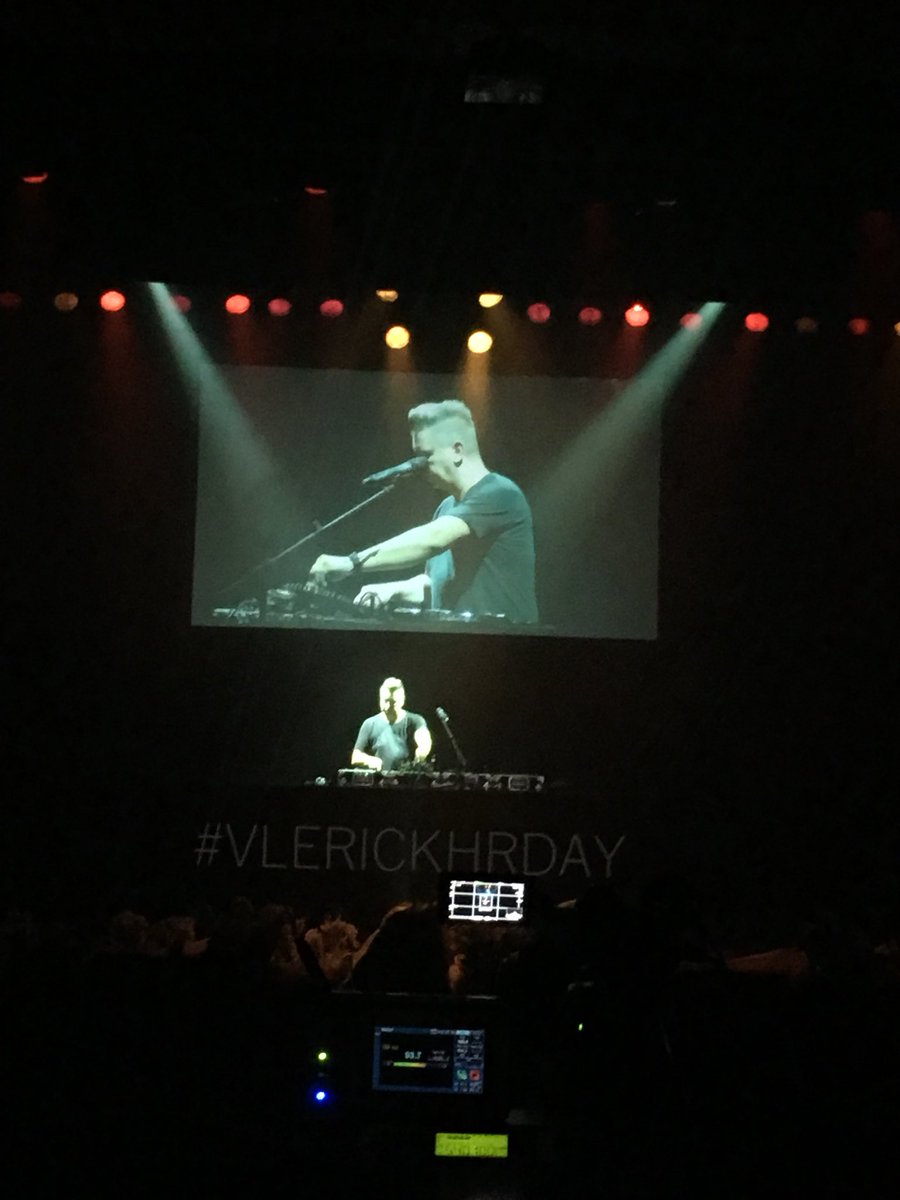 Please never use HR and boring in the same sentence. This 15th anniversary edition of the HR day kicked off with real Tomorrowland vibes! 👊🏻 #vlerickhrday #tomorrowland <a href="/vlerick/">Vlerick</a> <a href="/DJWout/">DJ Wout (Sylver)</a>