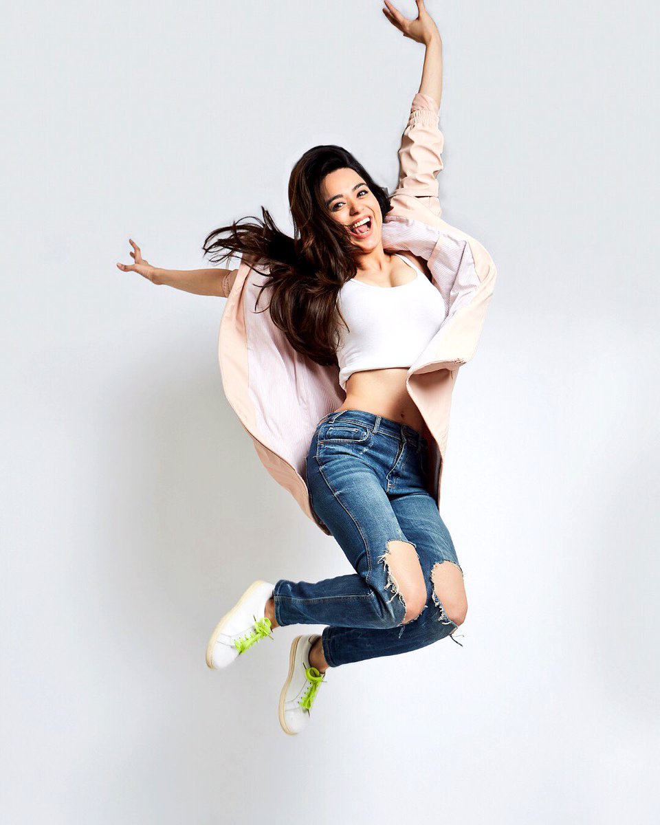 soundarya_20's tweet photo. Opportunity Dances with those who are already on the dance floor 🎀💫. 📷 @trishasarang ❣️#Wisdom #GiveItSomeTime #Wildness #Wednesdays #BeYou #LetTheWorriesGo #HaveFaith #HappySouls https://t.co/SrtTTkh3dK