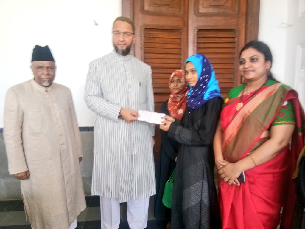 Tauseefpro's tweet photo. AIMIM President @asadowaisi extends financial Assistance of Rs 15k to Reshma Jahan Begum student of Mahboobia junior College who is state topper in government college of Telangana.
She intends to become CA. She also got 99/100 in Commerce. https://t.co/2g9V1UxcIj
