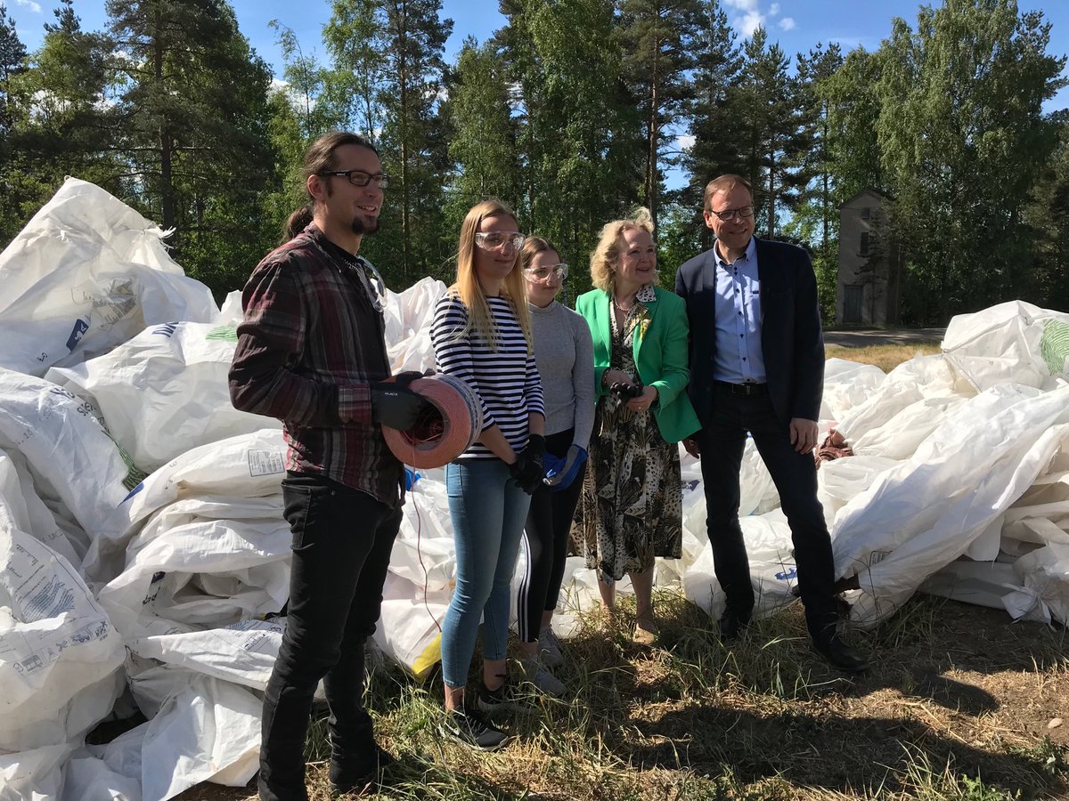 Salossa 4 H - nuoret keräävät #ReiluTeko -keräyksessä säkkejä. Muovi talteen ja kiertoon.