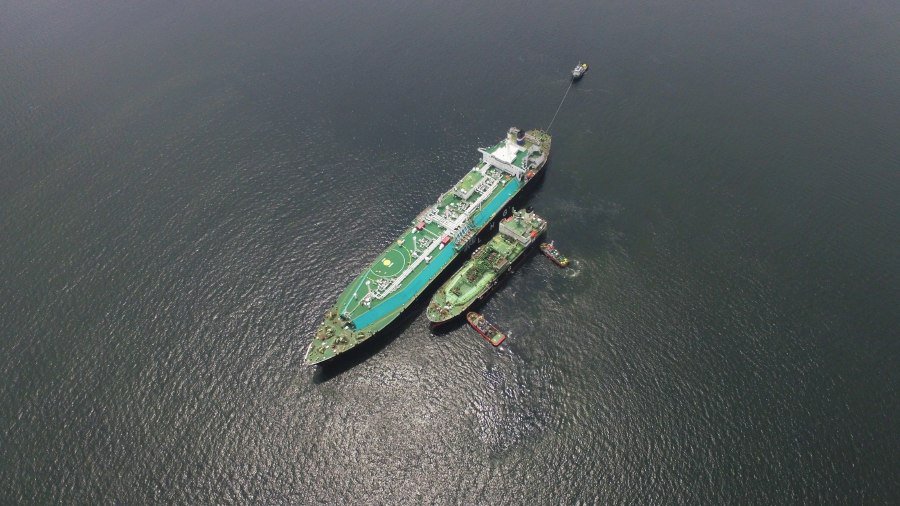 NST_Online's tweet photo. Petronas completes first LNG break bulking ship-to-ship transfer 

https://t.co/kLFwqjNGpD https://t.co/SwWpzqoLRr