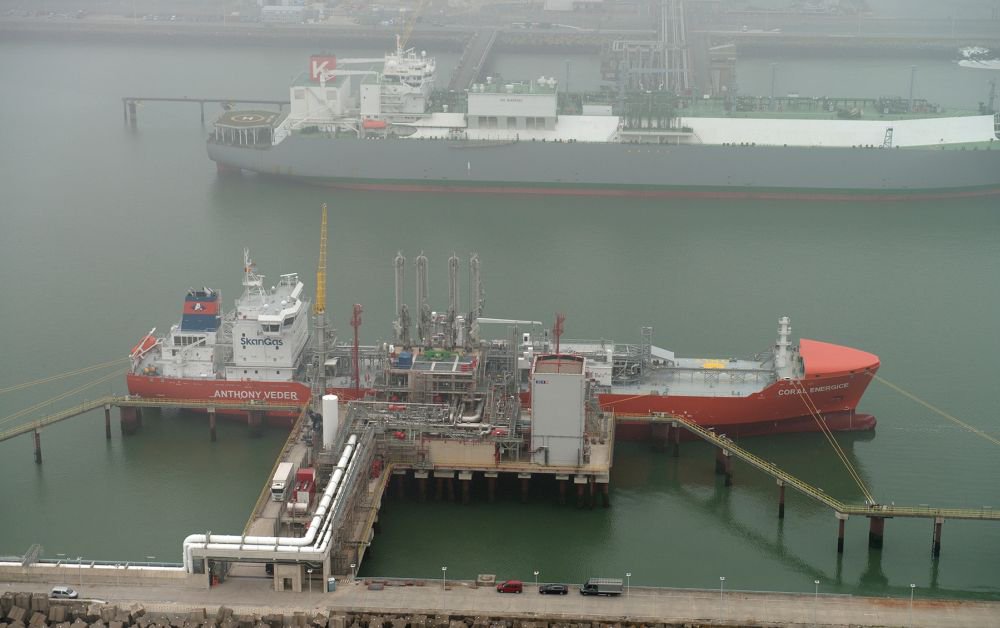 MaritiemNL's tweet photo. Coral EnergICE gaat regelmatig LNG bunkeren in Zeebrugge https://t.co/fDWAXv5xix @AnthonyVeder @FluxysBelgiumNL https://t.co/sk2MGLYlo2