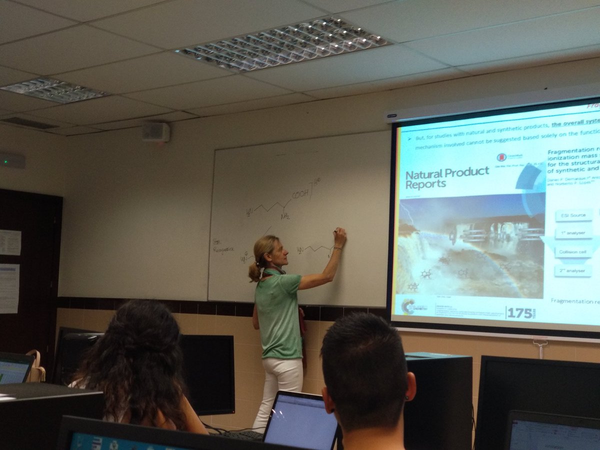 ferstolle's tweet photo. @anagradini1 speaks about molecular #fragmentation in MS elucidation in the workshop about #metabolomics in #STRATIGRAD @metabolomicaceu + @imperialcollege at @FarmaciaCEU @USPCEU https://t.co/dT0LNVNhkr