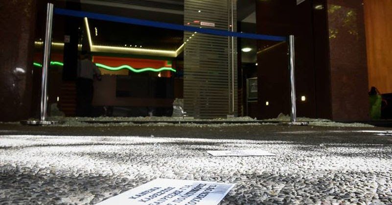 nomosnews's tweet photo. Στον εισαγγελέα δύο άτομα που συνελήφθησαν για την επίθεση στην Ελληνοαμερικανική Ένωση: ΝΟΜΟΣ &amp; ΤΑΞΗ :Ενώπιον του εισαγγελέα οδηγούνται σήμερα ο 26χρονος και 23χρονη, που συνελήφθησαν για την επίθεση που σημειώθηκε από ομάδα 10 ατόμων, χθες το απόγευμα,… https://t.co/5aR1xpG4Rx https://t.co/SVHfYCv4sN