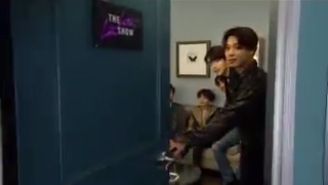 imyourbia's tweet photo. ПРЕДСТАВЬ ОДНАЖДЫ ПОИХОДИШЬ ДОМОЙ, ОТКРЫВАЕШЬ ДВЕРЬ, А ТАМ...
#BTS #2018BSTFESTA https://t.co/h1l9AveVsJ