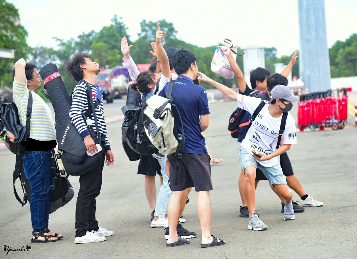 cuteyuuneko's tweet photo. พี่ซังค้าบ... ตรงนั้นเค้าถ่ายรูปกัน !!
รอด้วยยยยยยยยยยยย!!!! 
เอ้าเเอคชั่น!! (คนถ่ายยังไม่ทันตั้งตัว)
จบทัศนศึกษาเเร้วววววว เย้ๆ !!
#เป๊กผลิตโชค #PeckPalitchoke 
#dafBAMA2018PeckPalitchoke 
#งงเด้เเบนด์ #วงงงเด้ https://t.co/DEaCGmMmJN