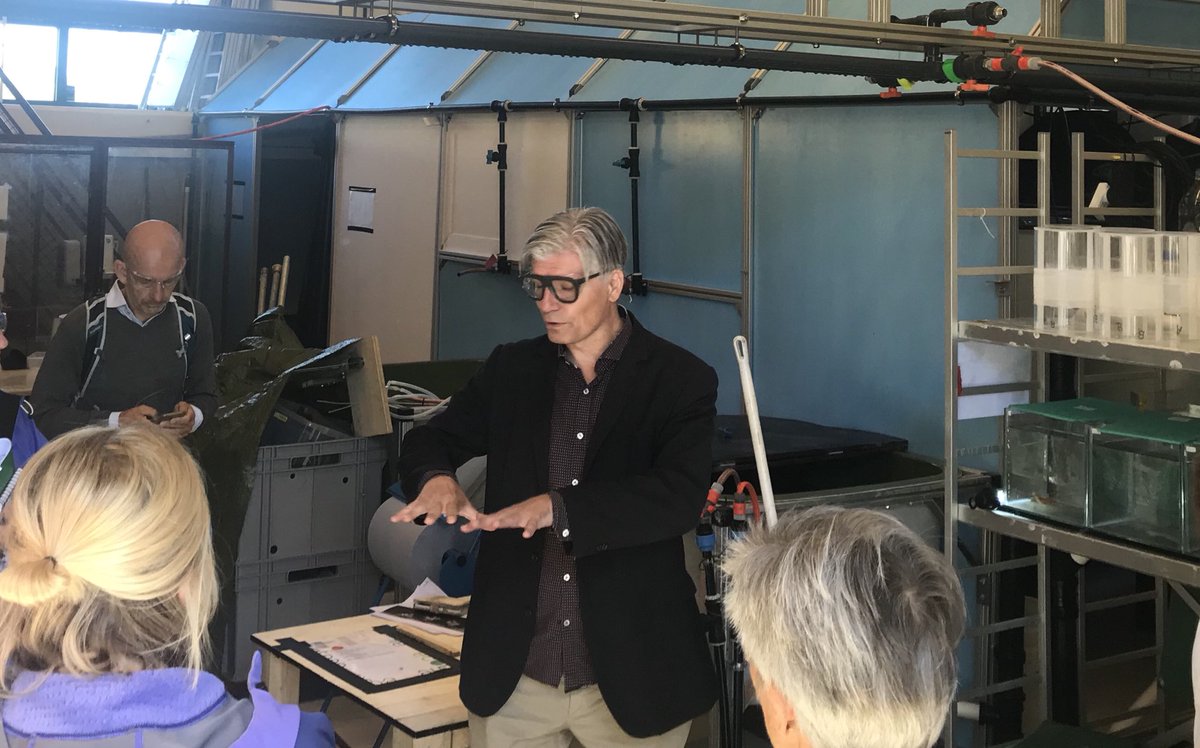 En engasjert og imponert Klima og mlijøminister på besøk hos IRIS Miljø i Mekjarvik i dag. #miljø #forskning #mikroplast #koraller #bæredyktig <a href="/IRISNorge/">IRIS - Norge</a> <a href="/NORCEresearch/">NORCE</a> <a href="/olaelvestuen/">Ola Elvestuen</a>