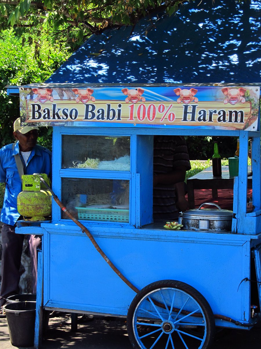 pinakasena's tweet photo. Our Balinese brethren have something to teach. 🙂

Even if you’re vegetarian, you can avoid Halal restaurants. (FYI, any food offered to our Gods becomes prasAdam and automatically haram) https://t.co/DCfzftbKMQ