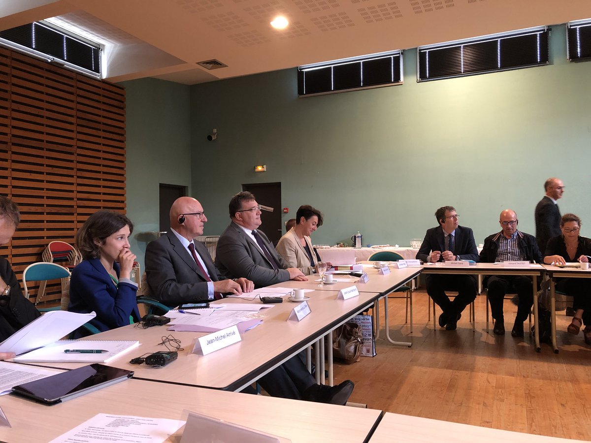 DareicBordeaux's tweet photo. Visite de M.Weinmeister, secrétaire d’Etat du Land de #Hesse au campus des métiers du bois. Présentation par M.Vanzckére, proviseur du #lycée Haroun Tazieffen présence des partenaires FIBA , DRAAF, BSA https://t.co/XJ1J4TY4E4