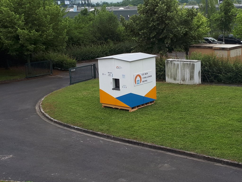 IceBoxChlgReims's tweet photo. Dernier voyage pour les boîtes du #IceBoxChallengeReims ! La boîte #passive restera à l'ESIREIMS tandis que la standard est envoyée au #LycéeProfessionnel François #Arago de Reims. Elles pourront être réutilisées dans le cadre De #TravauxPratiques à destination des étudiants ! https://t.co/mUvApeVl2D