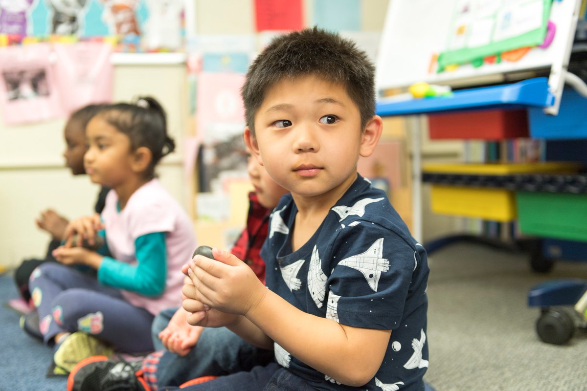 healthyminds's tweet photo. Can kindness be taught? We think so. Center research suggests our Kindness Curriculum may help strengthen children’s ability to focus and modestly boosted their academic performance. The curriculum is available for free in both English and Spanish: https://t.co/O5TcZ3u6WR https://t.co/Z3FIGSoZUf