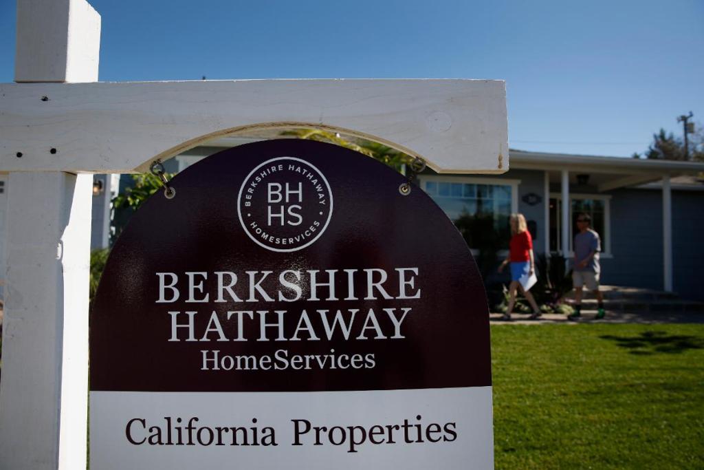 Forbes's tweet photo. America's 20 Largest Public Companies of 2018:
1. Berkshire Hathaway and Apple
3. JPMorgan Chase 
4. ExxonMobil
https://t.co/gt2TCLvPTy https://t.co/k7lDSk9mCW