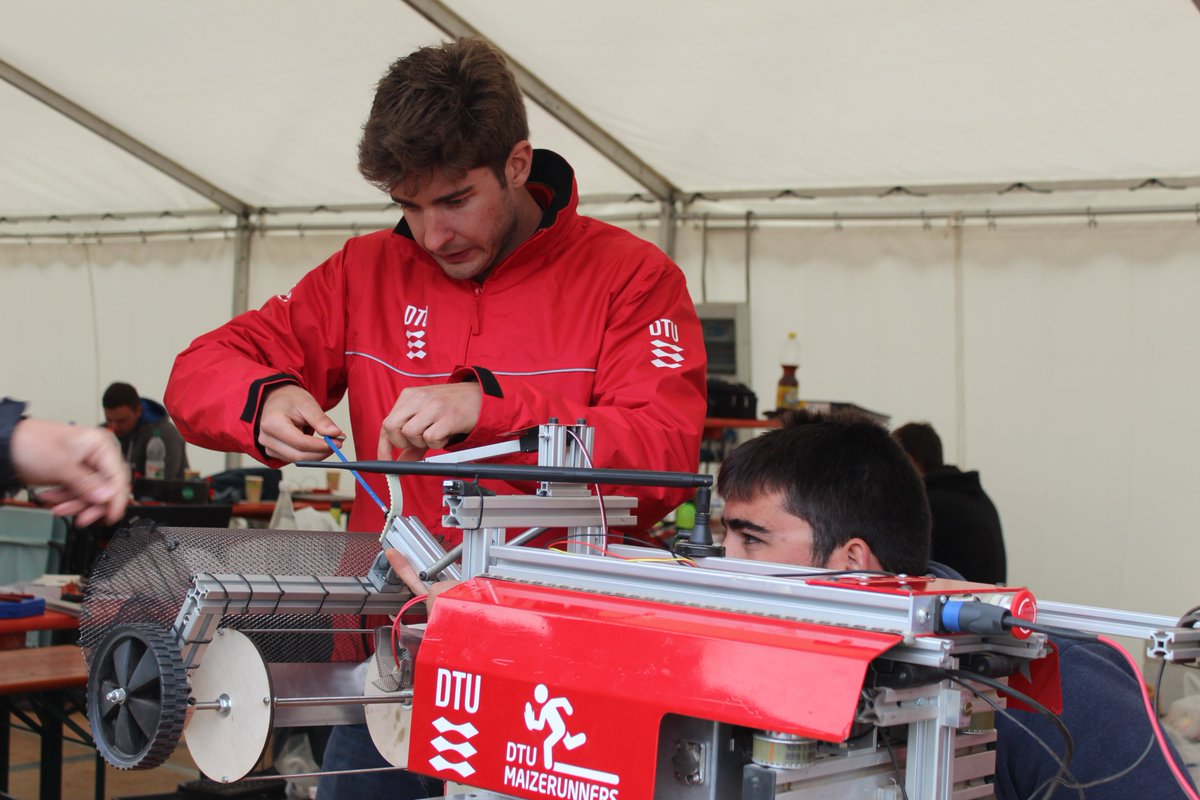 feldtage's tweet image. Concentration and dexterity are required when adjusting the #FieldRobot for the next task, along with teamwork skills says the Danish Team from DTU  in Denmark @DTUtweet at the #FieldRobotEvent at the #DLGFeldtage