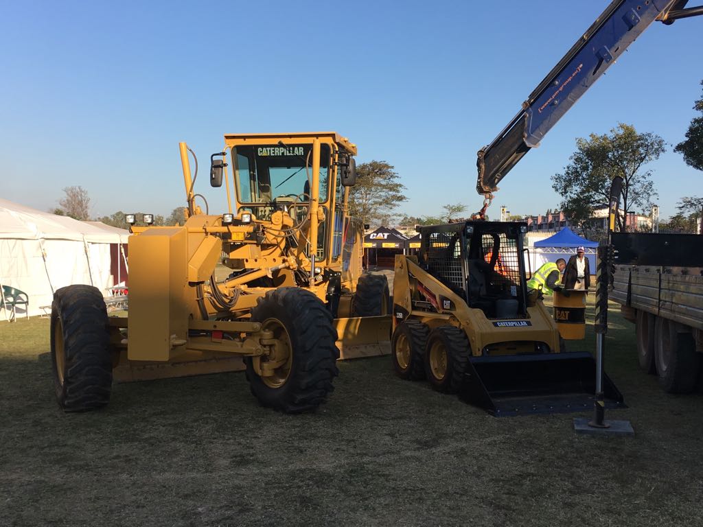 drcminingweek's tweet photo. Venez découvrir cette année à DRC Mining Week 2018 notre zone de démo dédiée aux gros équipement et engins miniers et industriels ! Découvrez toutes les nouveautés sur notre site web >> https://t.co/HGg0Vcxqr6 #NouvelleZone #Equipement #ZoneDemo #Miniers #Industriels #DMW18 https://t.co/TUjLfq52sH