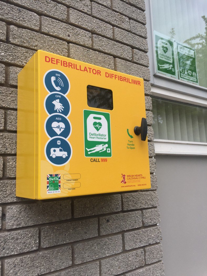 Defibrillator Installed At West House penarthtowncouncil.gov.uk/news/defibrill…