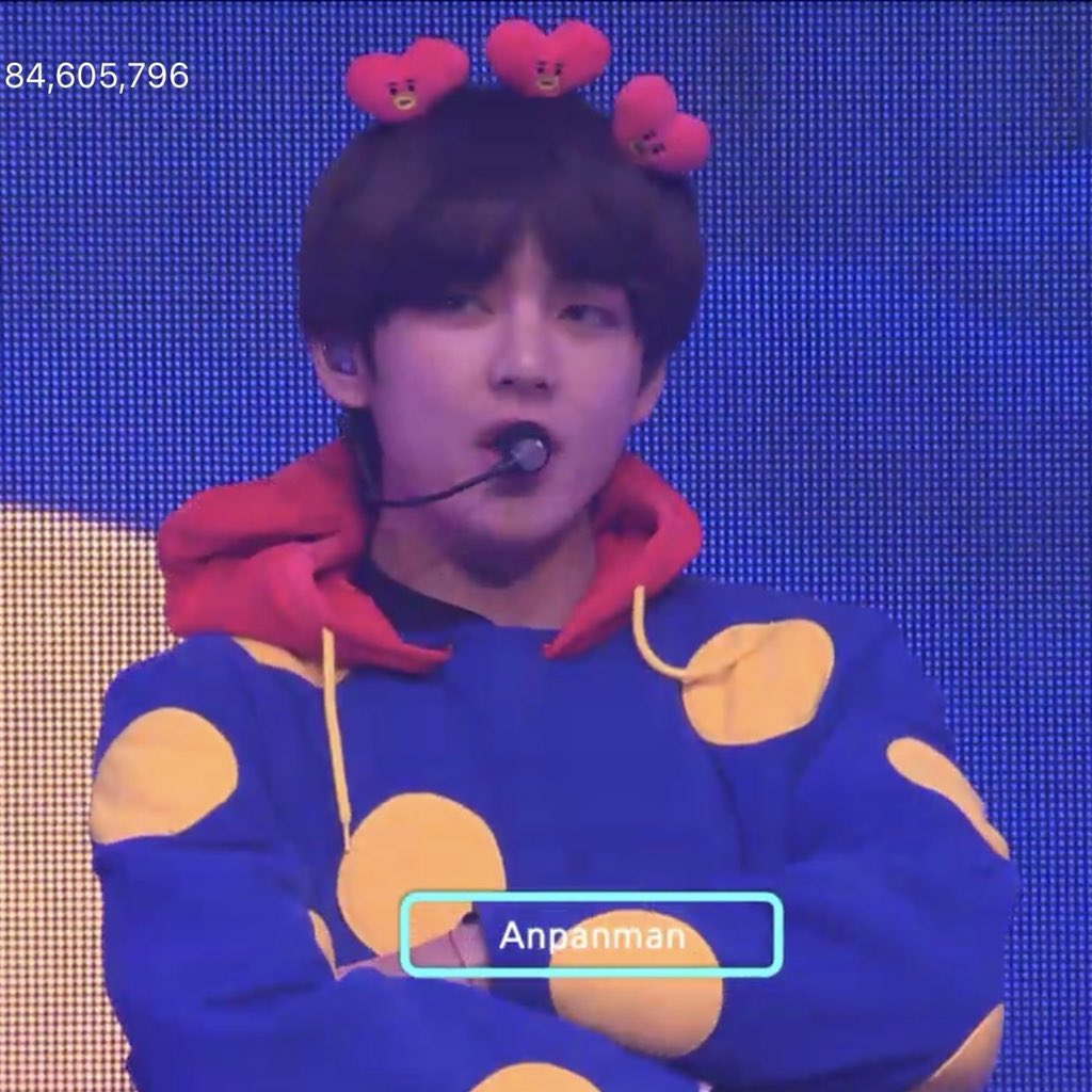 toru_stream's tweet photo. seeing tae happy and smiling this whole broadcast has been nothing but heartwarming. the way he bounced when he was excited and the bright smile he had when the others praised him and complimented him. im constantly amazed at how he never seems to lose that childish spark in him https://t.co/0iHUNG9LEJ