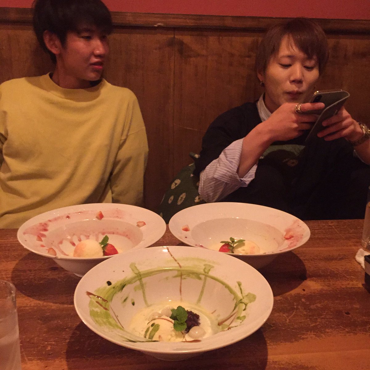 久しぶりの悲園！
最後のアイスも丁寧にしてくれて
ちょっとしたサプライズでよかったなー。
宴会、女子会、落ち着く雰囲気でまったり食べ飲みするのに笑園はほんまにいい！！