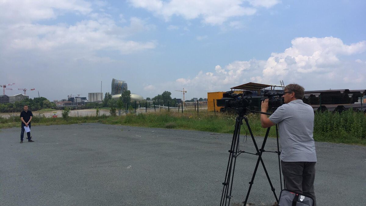 JeromeFuseau's tweet photo. Reportage vidéo au sein de l’a-urba @aurba_33 sur le thème « le SIG au sein de l’agence d’urbanisme »
Reportage réalisé par #SIGMAG et #SIGTV
Présentation des métiers utilisant les outils #ESRI et de l’architecture SIG existante et à venir
Une belle vitrine pour l’a-urba https://t.co/TT7VCY2tZ1
