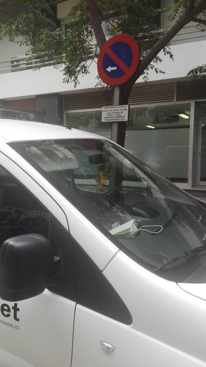 NilRoMa's tweet photo. @barcelona_GUB bona tarda. Us adjunto aquesta foto, davant la mala educació del conductor al esmentar-li que no podia aparcar aquí. Els fets son d'ara mateix al carrer Industria 333. https://t.co/X3dpNowOts