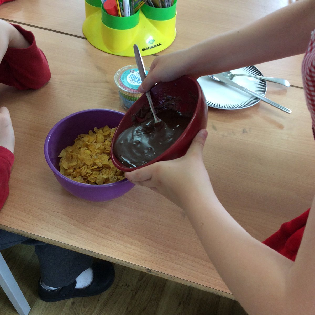 MerseyYear2's tweet photo. In #English today we made chocolate crispy buns to aid our understanding of instruction writing. We even had fun cleaning up afterwards 🍫🍴 @MerseyPrimary https://t.co/yISXyrlE5i