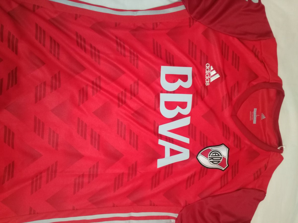 Mañana a las 22:30 esta linda camiseta de #River va a tener dueño. Te anotas en el sorteo haciendo RT. Vamoss, ya se anotaron 5 mil hinchas!!!